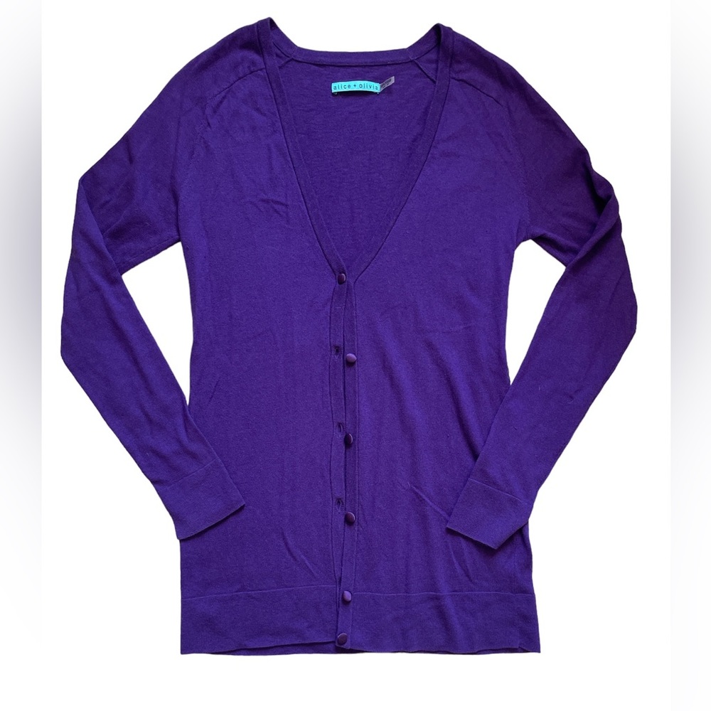 In great condition Alice & Oliva cárdigan color purple